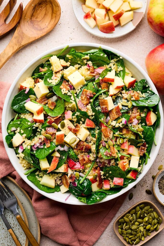 Quinoa_ze_Szpinakiem__Jab_kiem__Bekonem_i_Bia_ym_Cheddarem___Pyszna_Sa_atka_na_Jesie_ Quinoa_ze_Szpinakiem__Jab_kiem__Bekonem_i_Bia_ym_Cheddarem___Pyszna_Sa_atka_na_Jesie_