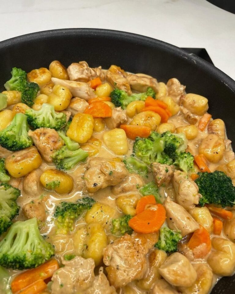Smakowite_gnocchi_z_kurczakiem__broku_ami_i_marchewk____idealne_na_obiad_-1