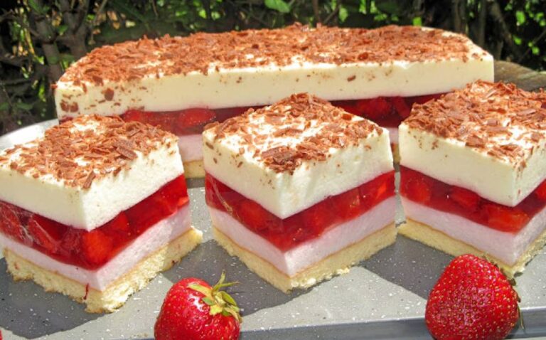 Delikatne_Ciasto_Ptasie_Mleczko_z_Truskawkami___Prosty_i_Smakowity_Przepis_na_S_odk__Przyjemno__