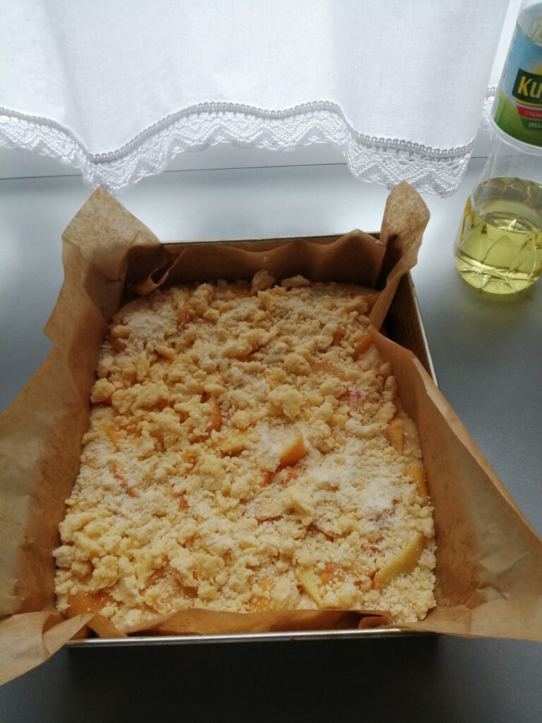 Ciasto_mieszane_widelcem_z_brzoskwiniami Ciasto_mieszane_widelcem_z_brzoskwiniami