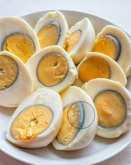 Dlaczego_wok___jajka_na_twardo_pojawia_si__zielona_obw_dka_ Dlaczego_wok___jajka_na_twardo_pojawia_si__zielona_obw_dka_