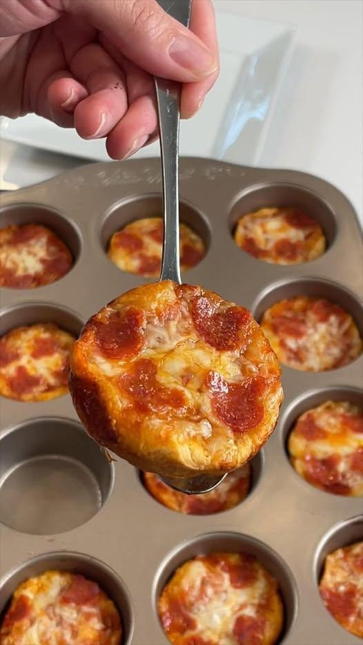 Mini_pizze_w_g__bokim_naczyniu_z_rogalikami Mini_pizze_w_g__bokim_naczyniu_z_rogalikami