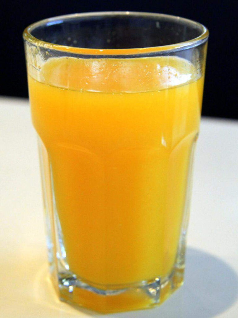 Woda_imbirowa__pyszny_nap_j__kt_ry_pomaga_spali__t_uszcz_z_talii_i_ud_oraz__agodzi_b_le_staw_w