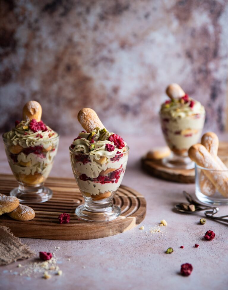 Deser_pistacjowy_z_malinami