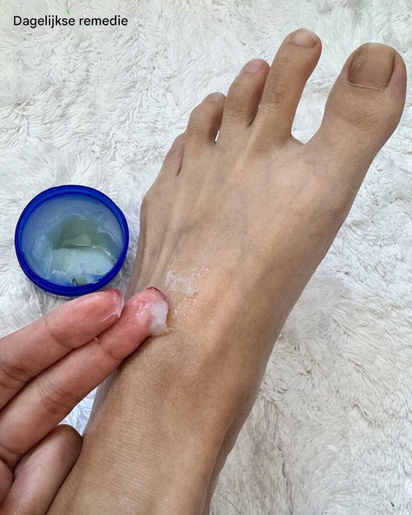 Kobieta_wciera_Vicks_Vaporub_w_stopy_przed_snem_z_wa_nego_powodu Kobieta_wciera_Vicks_Vaporub_w_stopy_przed_snem_z_wa_nego_powodu