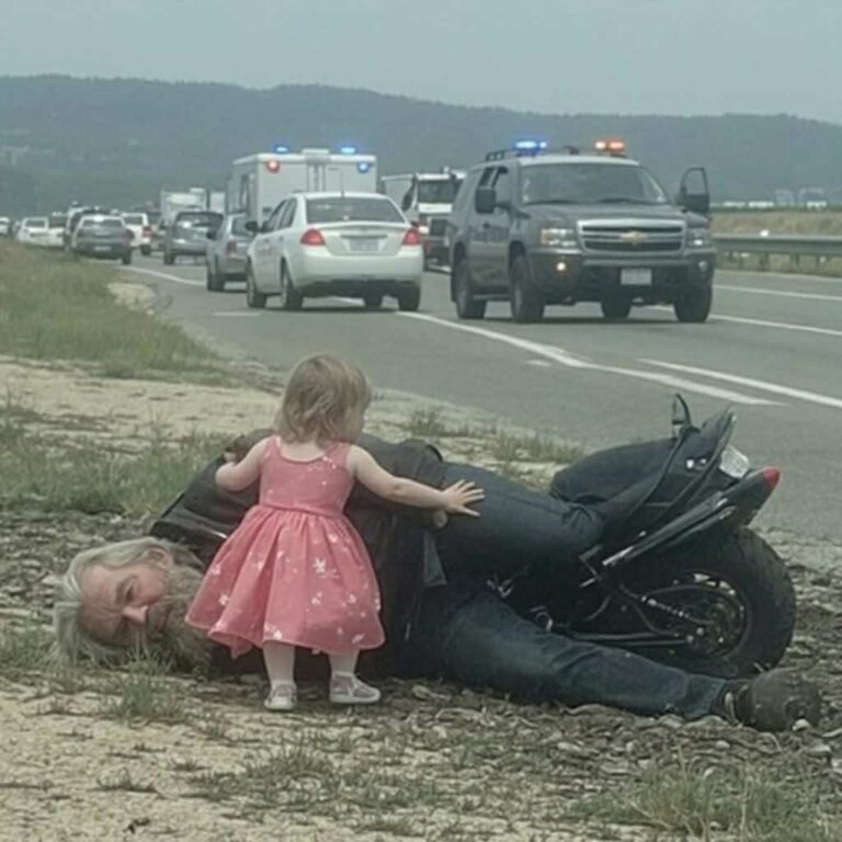 Dziewczynka_w_sukience_ksi__niczki_ratuje_nieprzytomnego_motocyklist__w_rowie__historia_cudownego_ocalenia