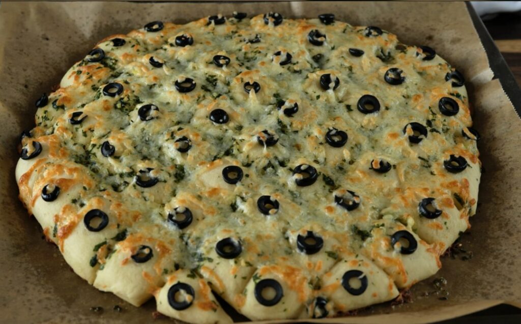 Focaccia_z_serem__czosnkiem_i_aromatycznymi_zio_ami Focaccia_z_serem__czosnkiem_i_aromatycznymi_zio_ami