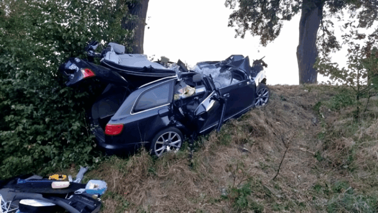 Kobieta_nie__yje__jej_auto_zgniecione_niczym_puszka__Targiczny_wypadek