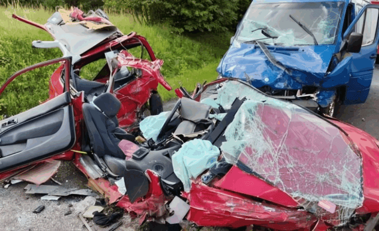 Nie__yje_jedna_osoba__druga_trafi_a_do_szpitala__Z_auta_prawie_nic_nie_zosta_o