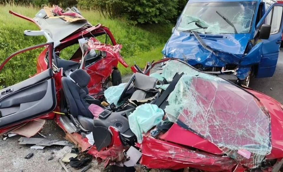 Nie__yje_jedna_osoba__druga_trafi_a_do_szpitala__Z_auta_prawie_nic_nie_zosta_o Nie__yje_jedna_osoba__druga_trafi_a_do_szpitala__Z_auta_prawie_nic_nie_zosta_o
