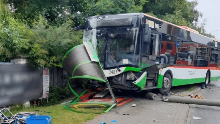 Autobus_wjecha__w_przystanek__Policja__osoby_zosta_y_wci_gni_te_pod_pojazd