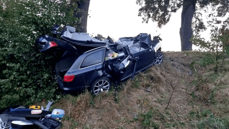 Kobieta_nie__yje__jej_auto_zgniecione_niczym_puszka__Targiczny_wypadek