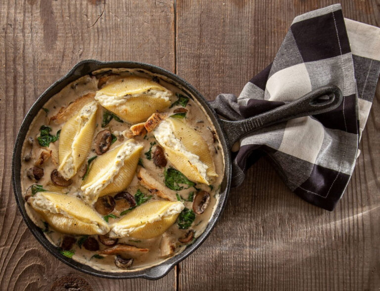 Muszle_nadziewane_serem_z_kurczakiem__szpinakiem__pieczarkami_i_sosem_Alfredo_________See_more