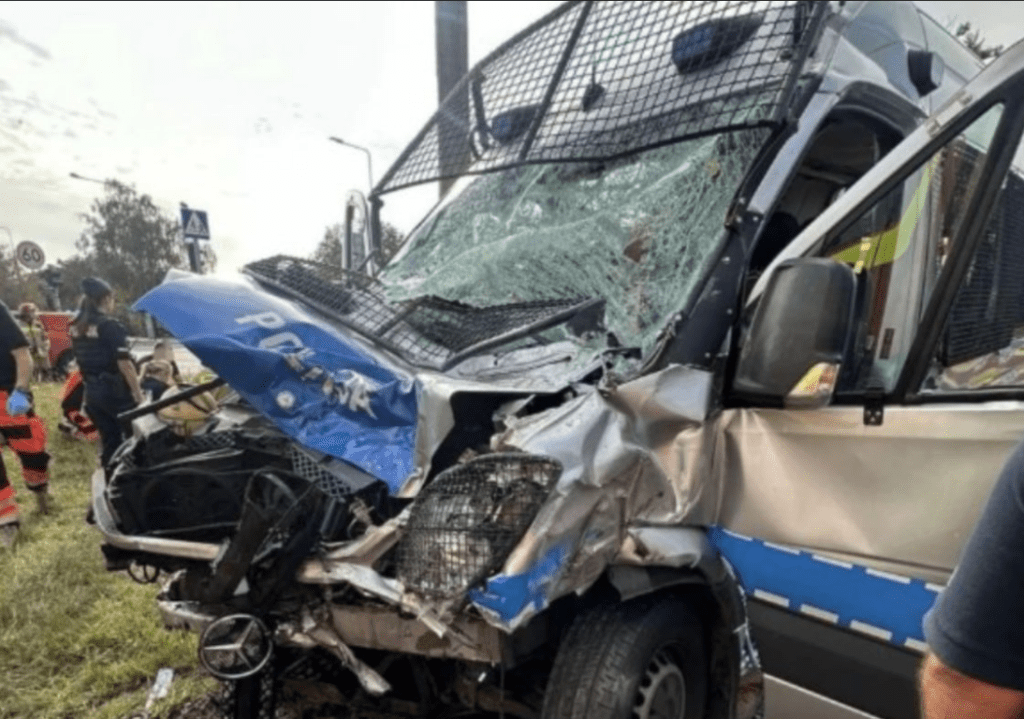 O_miu_policjant_w_w_szpitalu__Trudno_uwierzy___co_sta_o_si__z_radiowozem O_miu_policjant_w_w_szpitalu__Trudno_uwierzy___co_sta_o_si__z_radiowozem