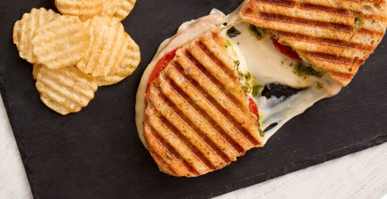 Panini_z_pesto_i_mozzarell____w_oski_smak_w_domowym_wydaniu____________See_more