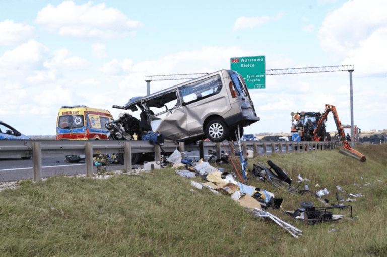 Targedia_na_S7___w_wypadku_zgin__y_cztery_osoby__Policja_poszukuje__wiadk_w_