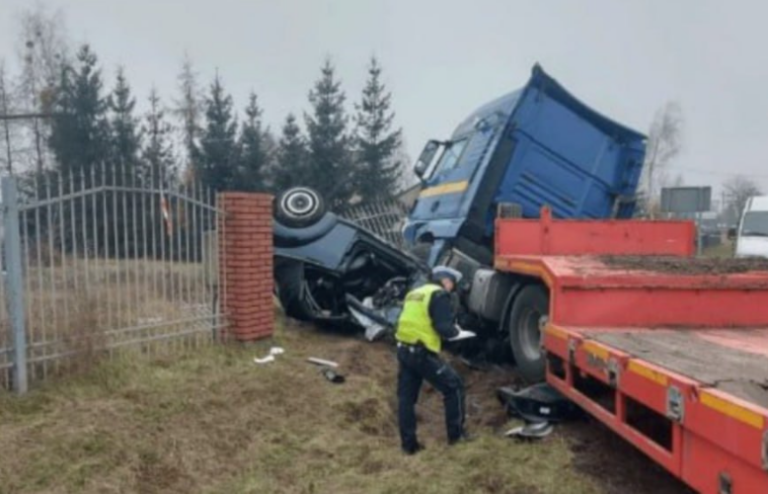 Tragedia_o_poranku__nie__yje_m_ody_kierowca__Na_ratunek_by_o_ju__za_p__no