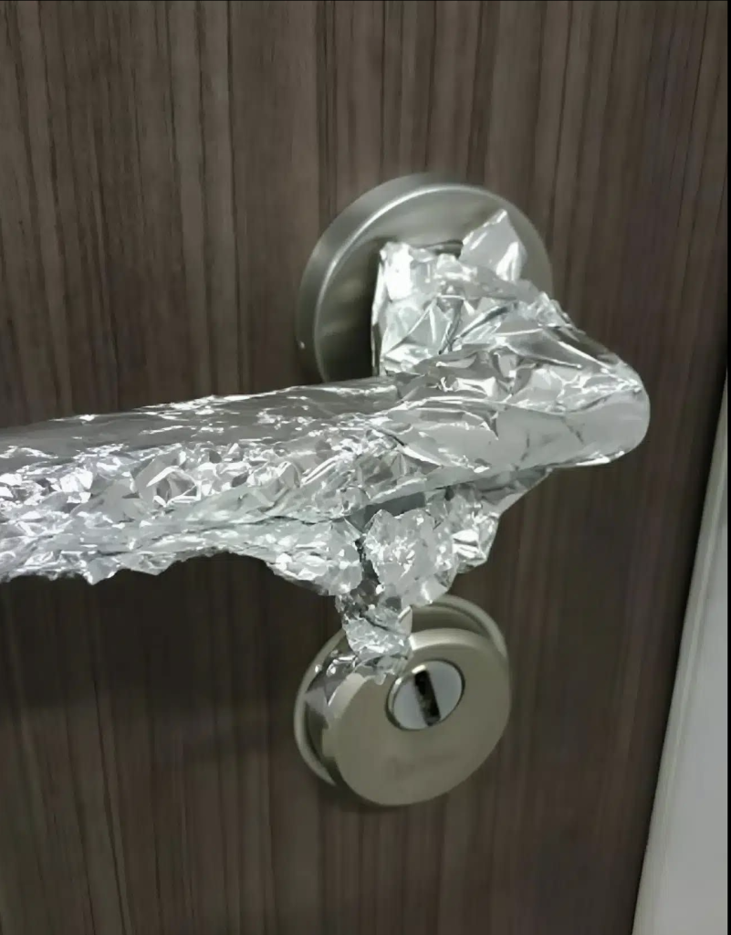 Dlatego_coraz_wi_cej_os_b_okleja_klamki_drzwi_foli__aluminiow__-1 Dlatego_coraz_wi_cej_os_b_okleja_klamki_drzwi_foli__aluminiow__-1