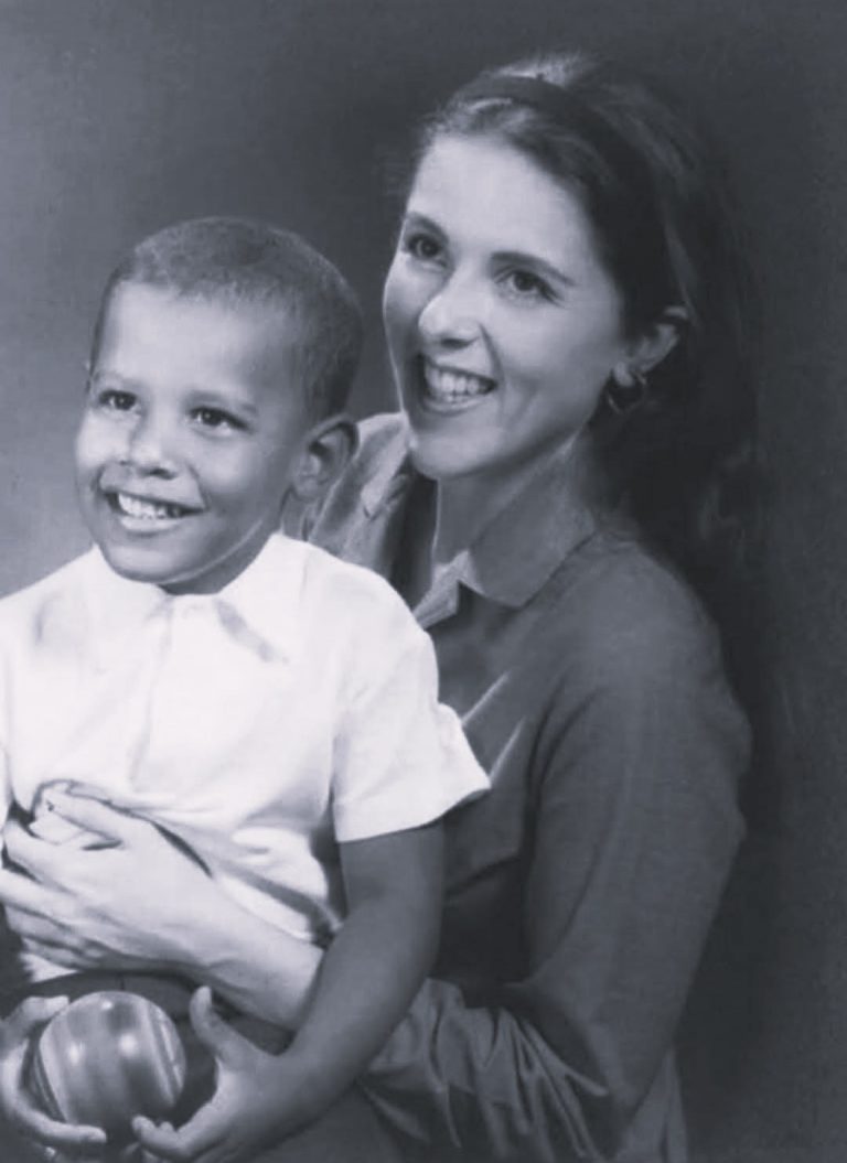 Rok_1963__Maj_c_dwadzie_cia_dwa_lata__b_d_c_po_rozwodzie_i_wychowuj_c_dziecko_mieszanej_rasy__Stanley_Ann_Dunham_wzbudza_a_u_ludzi_lito____Szeptali_za_jej_plecami___biedna_dziewczyna__-1