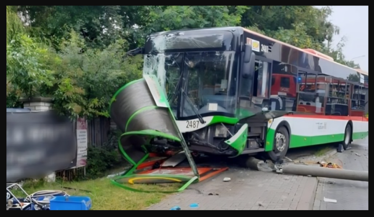 Autobus_wjecha__w_przystanek__Policja__osoby_zosta_y_wci_gni_te_pod_pojazd