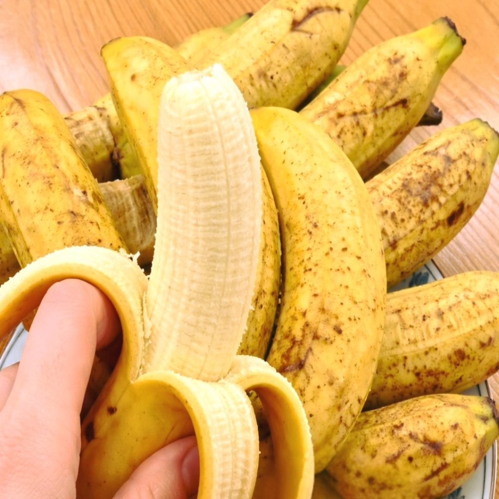 Je_li_masz_ponad_50_lat__jedzenie_jednego_banana_dziennie_mo_e_by__korzystne_dla_Twojego_zdrowia_