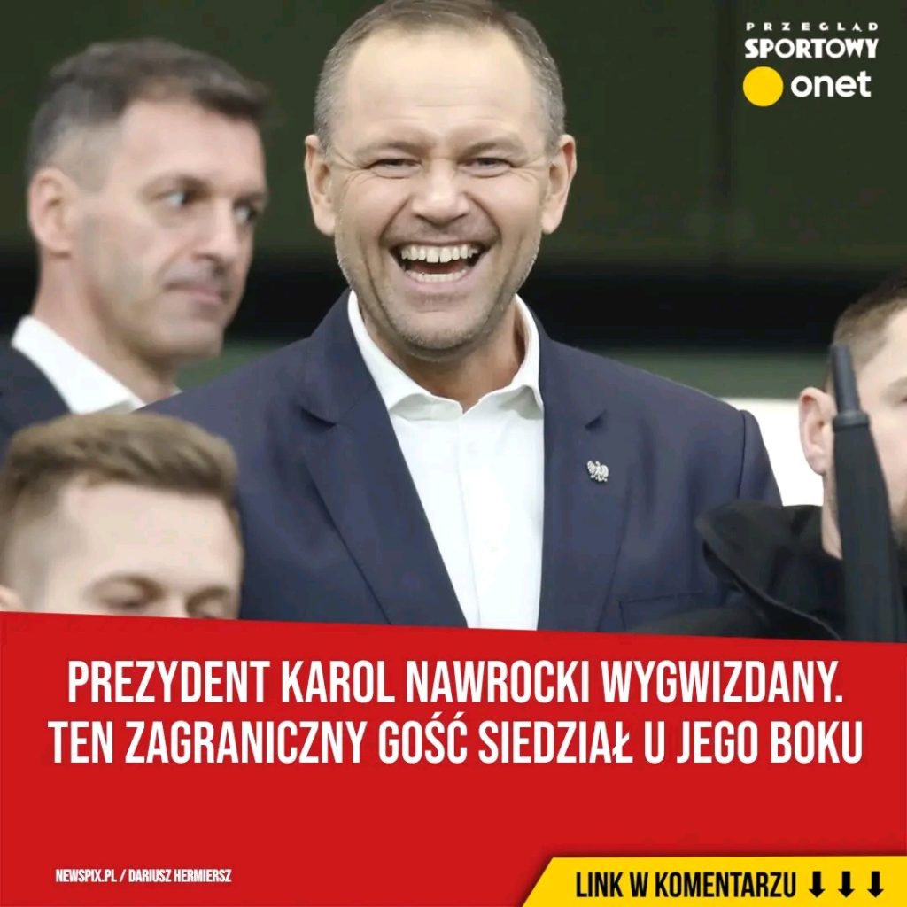 Karol_Nawrocki_do_wiadczy__nieoczekiwanej_reakcji_kibic_w_na_stadionie_Ekstraklasy__Towarzyszy__mu_zagraniczny_go____co_wzbudzi_o_dodatkowe_emocje_