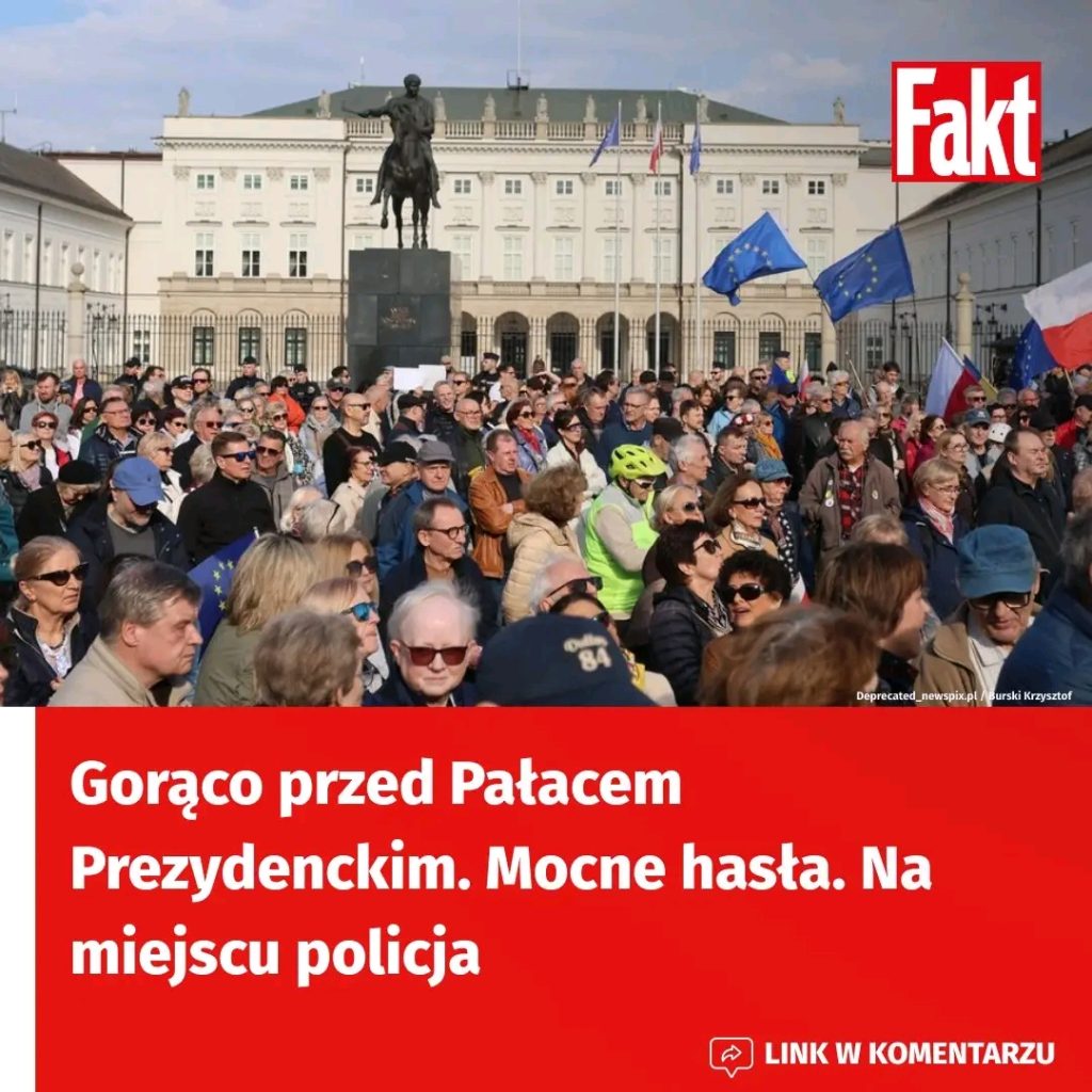 Protest_przed_Pa_acem_Prezydenckim_przyci_gn___t_umy_z_flagami_i_transparentami__Mocne_has_a_i_obecno___policji_podkre_laj__napi_t__atmosfer__ Protest_przed_Pa_acem_Prezydenckim_przyci_gn___t_umy_z_flagami_i_transparentami__Mocne_has_a_i_obecno___policji_podkre_laj__napi_t__atmosfer__