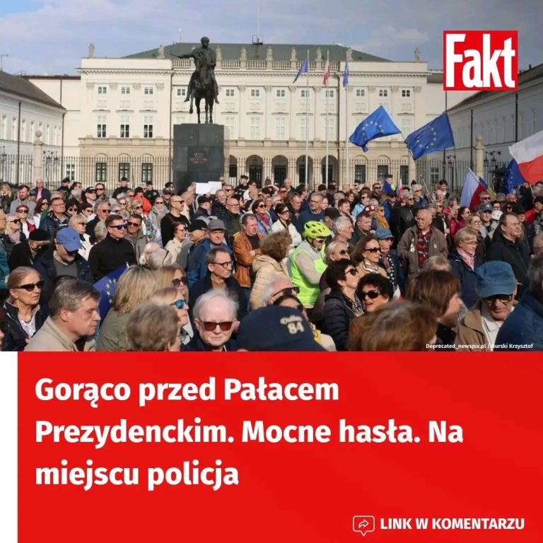 Protest_przed_Pa_acem_Prezydenckim_przyci_gn___t_umy_z_flagami_i_transparentami__Mocne_has_a_i_obecno___policji_podkre_laj__napi_t__atmosfer__
