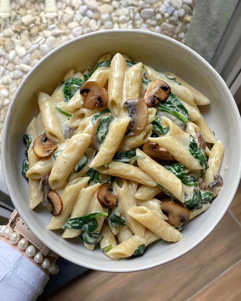 Szpinakowe_penne_w_sosie__mietanowym_z_pieczarkami___