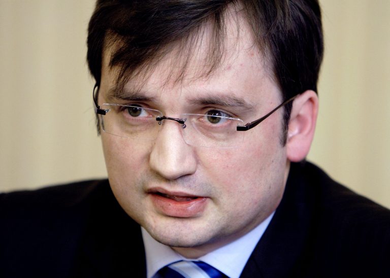 Ziobro_reaguje_na_pora_k__Orb_na__Padaj__mocne_s_owa___pojawia_si__te__pytanie_o_jego_przysz_o___na_W_grzech