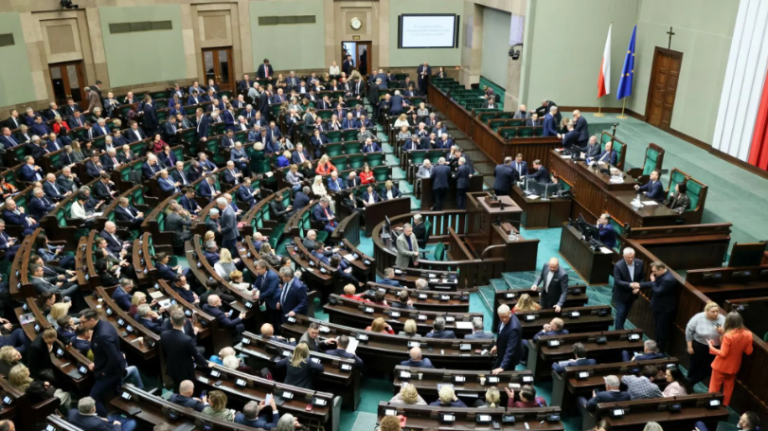 Kolejny_wstrz_s_w_PiS__Znany_pose__w_a_nie_z_o_y__rezygnacj_